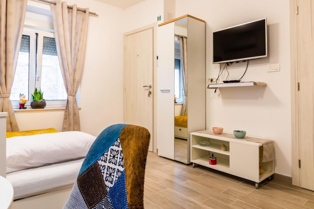 Studio Apartman Mirela Kastel Stafilic Каштела Экстерьер фото